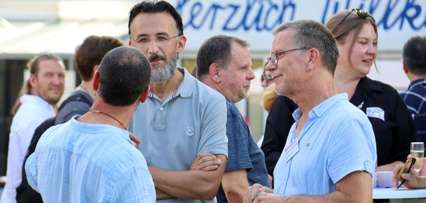 Gespräche unter Besuchern an der Fachschule für Sozialwesen