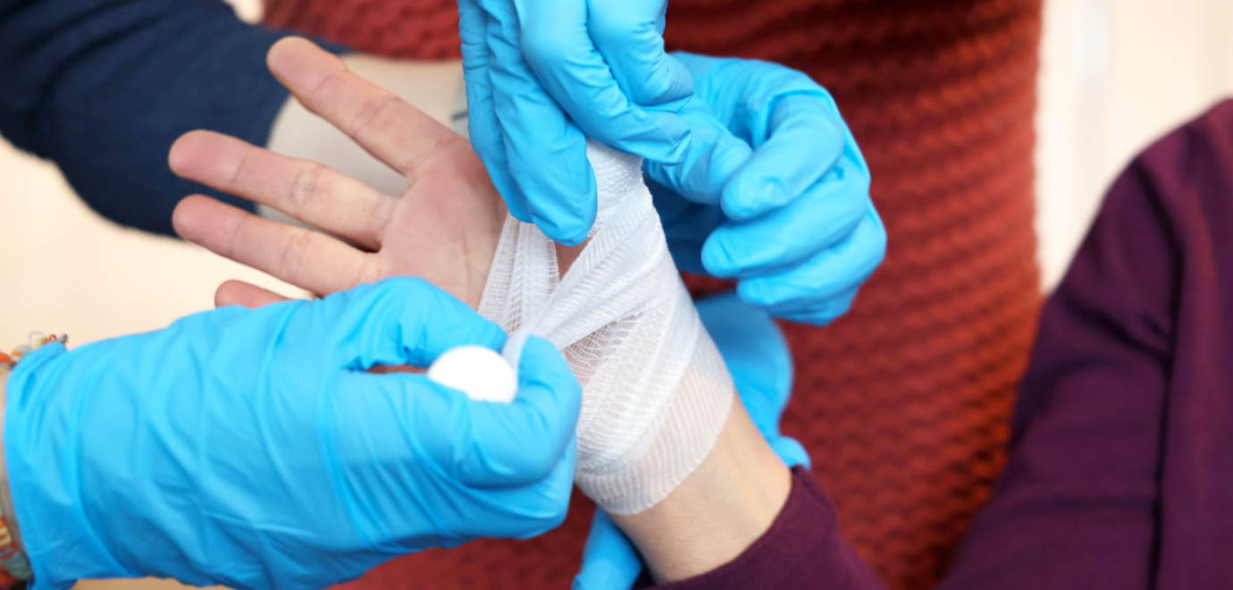 Fingerverband bei erste Hilfe Kurs