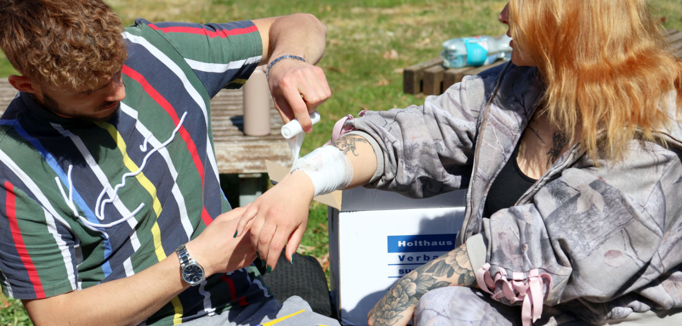 Verband am Arm anlegen lernen im Ersthelferkurs an der Fachschule für Sozialwesen